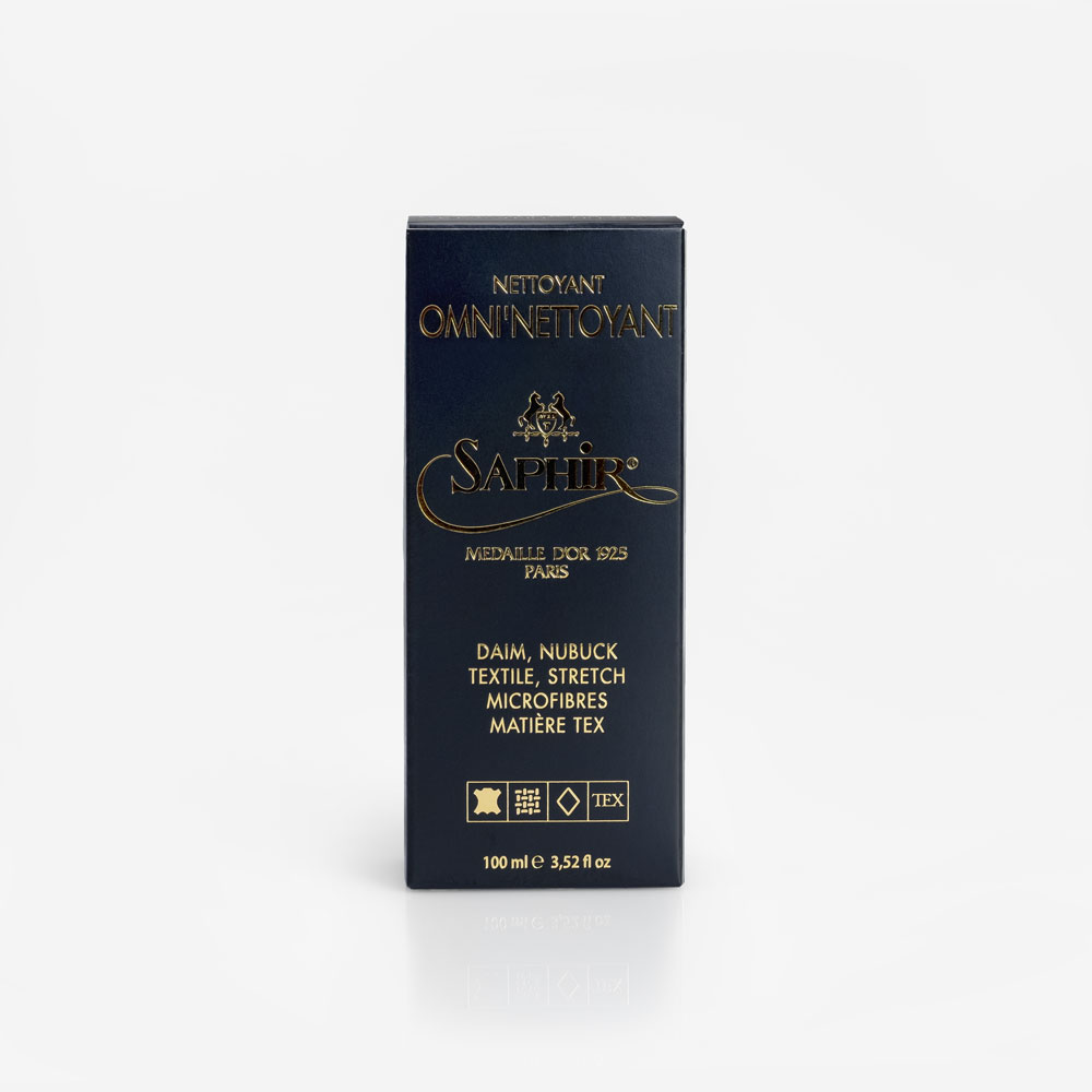 Aplicare soluție Saphir Omni’Nettoyant pentru pantofi din piele întoarsă